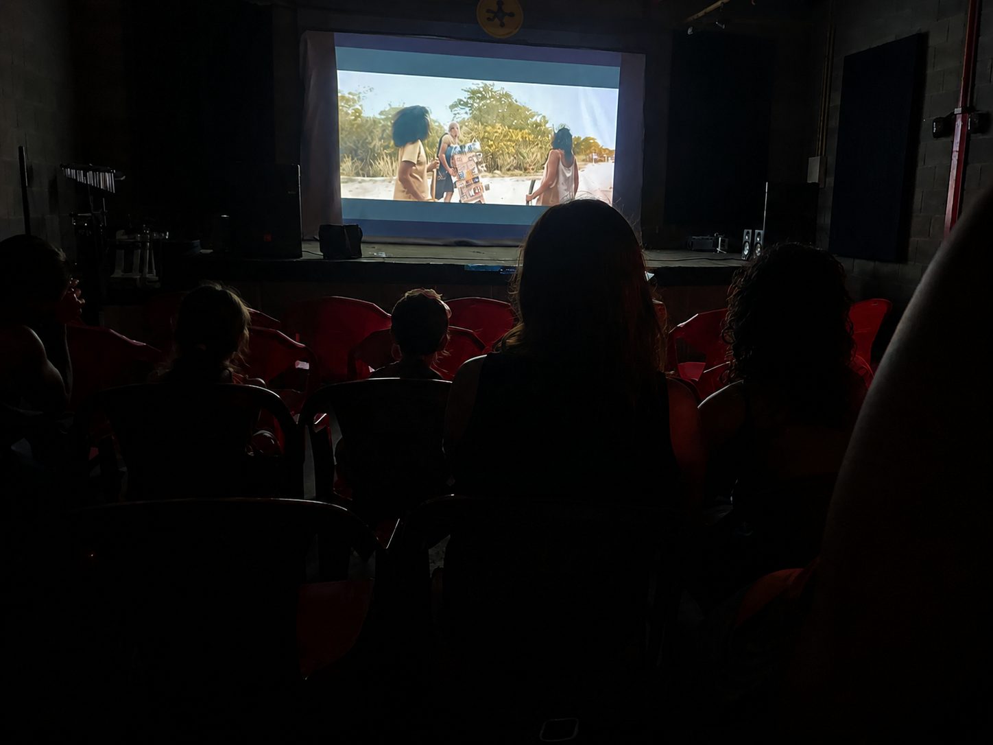 Público no escuro assistindo a uma cena de estrada