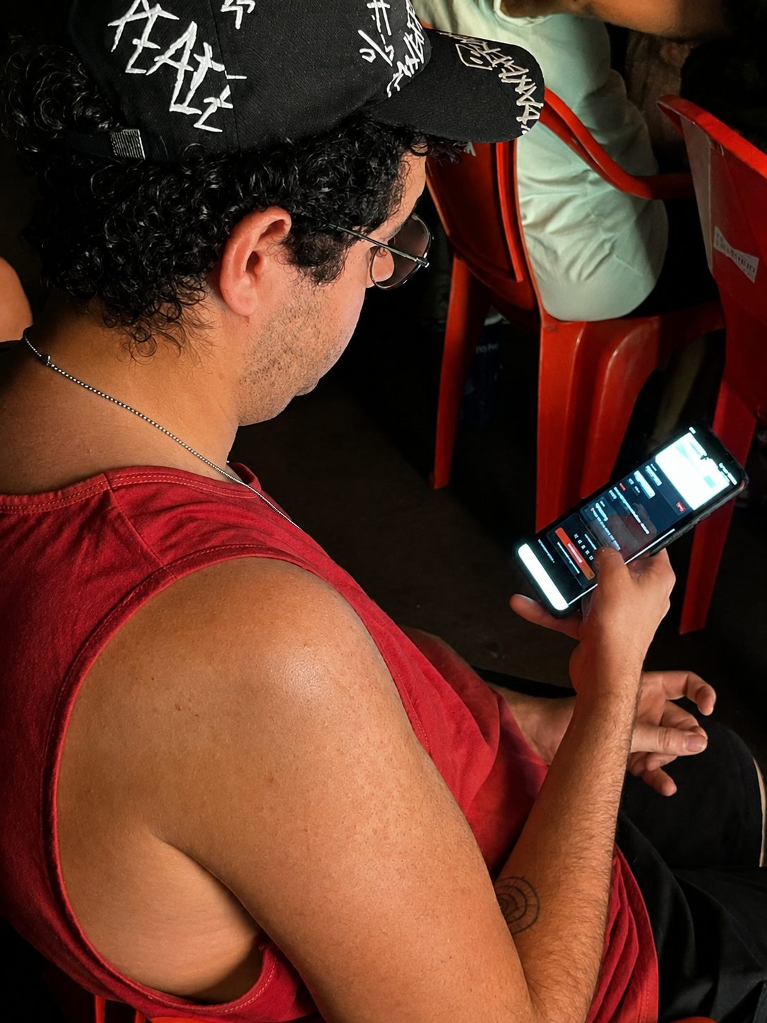 Espectador conferindo o celular entre as cadeiras