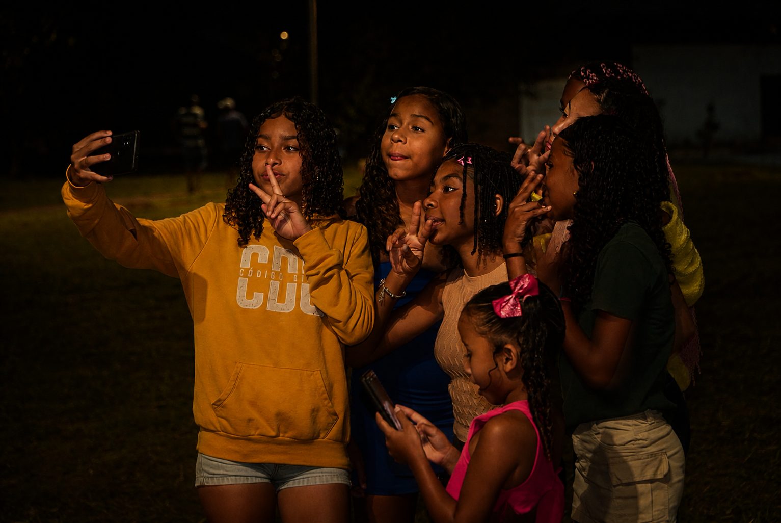 Meninas tirando selfie antes da sessão